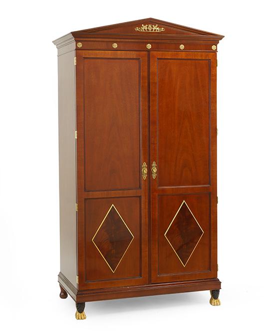 A Kindel Mahogany Entertainment Cabinet. (1 of 5)