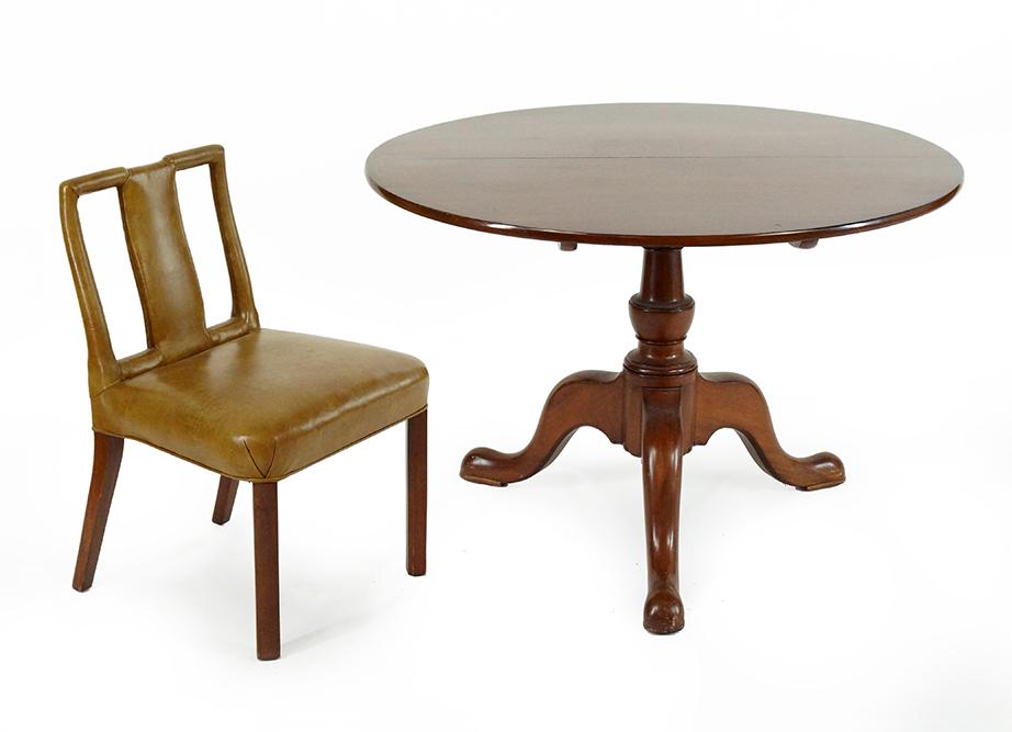 A Queen Anne Style Dining Table. (1 of 1)