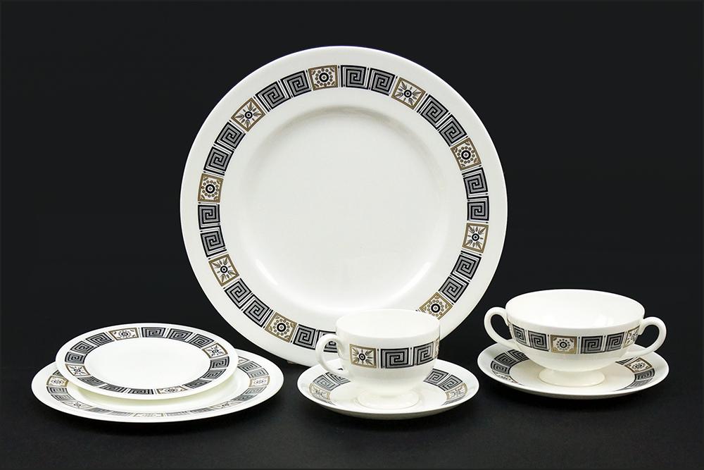 A Wedgwood Porcelain Dinner Service.: A Wedgwood Porcelain Dinner Service. Asia pattern. Comprising fifteen dinner plates, fourteen salad plates, fifteen bread plates, fourteen teacups and saucers, eight bouillon cups with saucers and ten