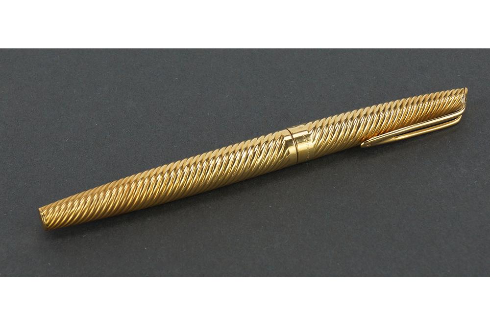 Waterman 18K Gold Spiral Fountain Pen.: Waterman 18K Gold Spiral Fountain Pen. Featuring a Waterman 18k gold fountain pen in a spiral pattern with an 18k gold nib Length: 5.5". The pen is a cartridge pen, with the nib marked 750/18k.