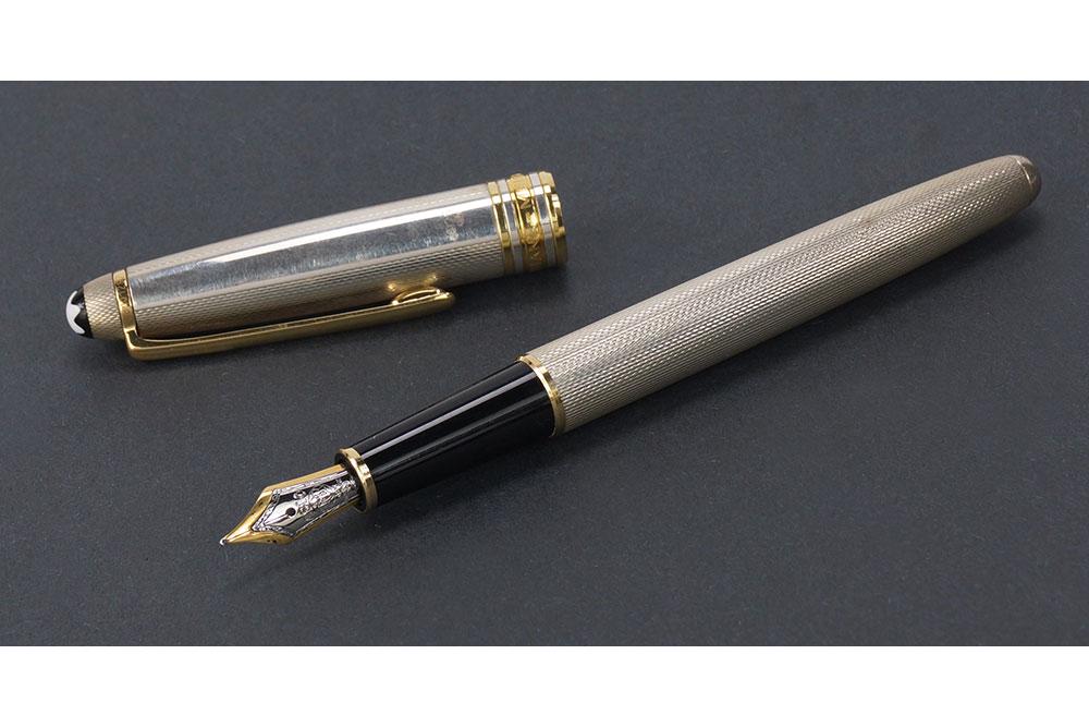MontBlanc Solitaire 164SP Fountain Pen.: MontBlanc Solitaire 164SP Fountain Pen. Featuring the MontBlanc sterling silver and 18k nib fountain pen. In the original box Length: 5.25"