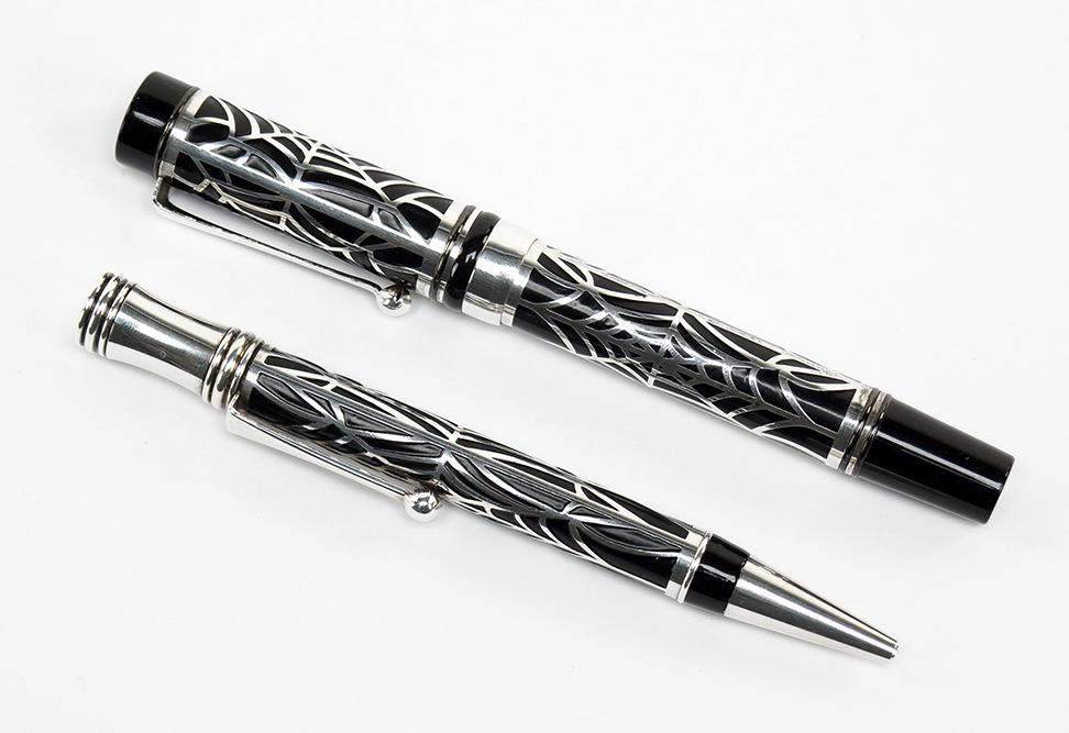 A Laban Labrados Pen and Pencil Set. (1 of 1)