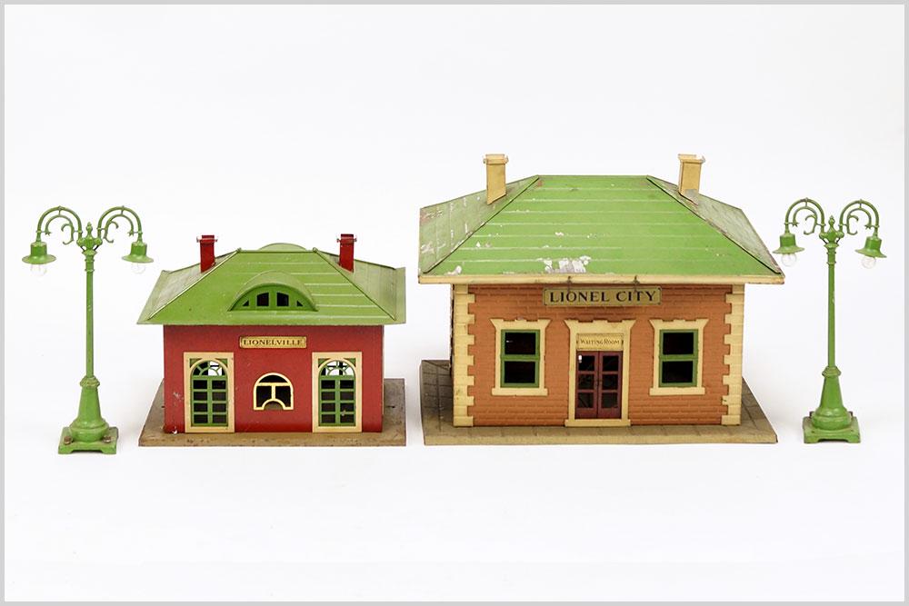 Lionel City Train Stations 122 and 126. (1 of 1)