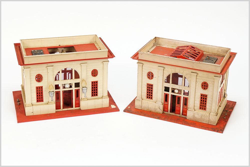 Lionel 115 Red and Cream Train Station. (1 of 1)