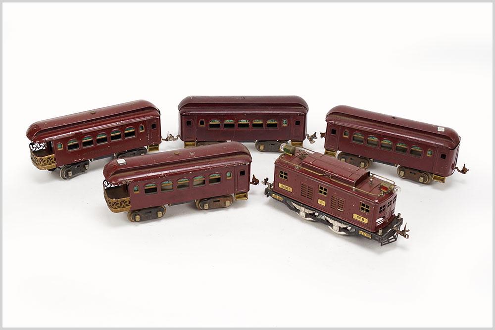 Lionel 8 Electric Train Engine and Passenger Cars. (1 of 1)