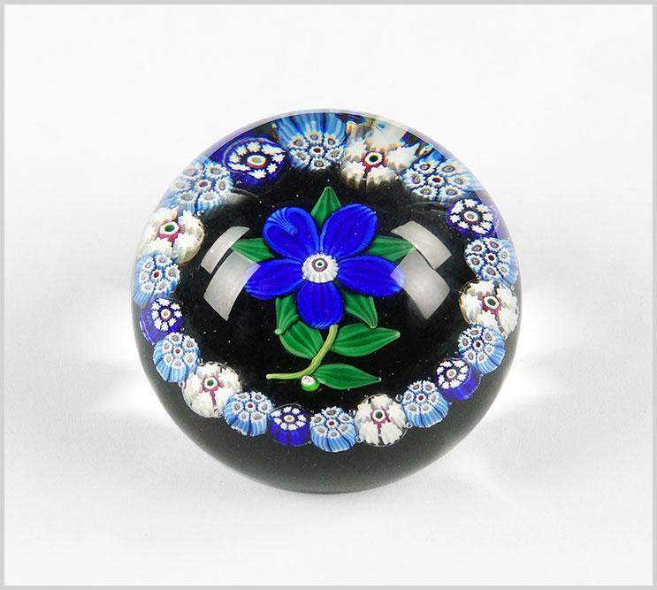 A Paul Ysart Paperweight. (1 of 1)