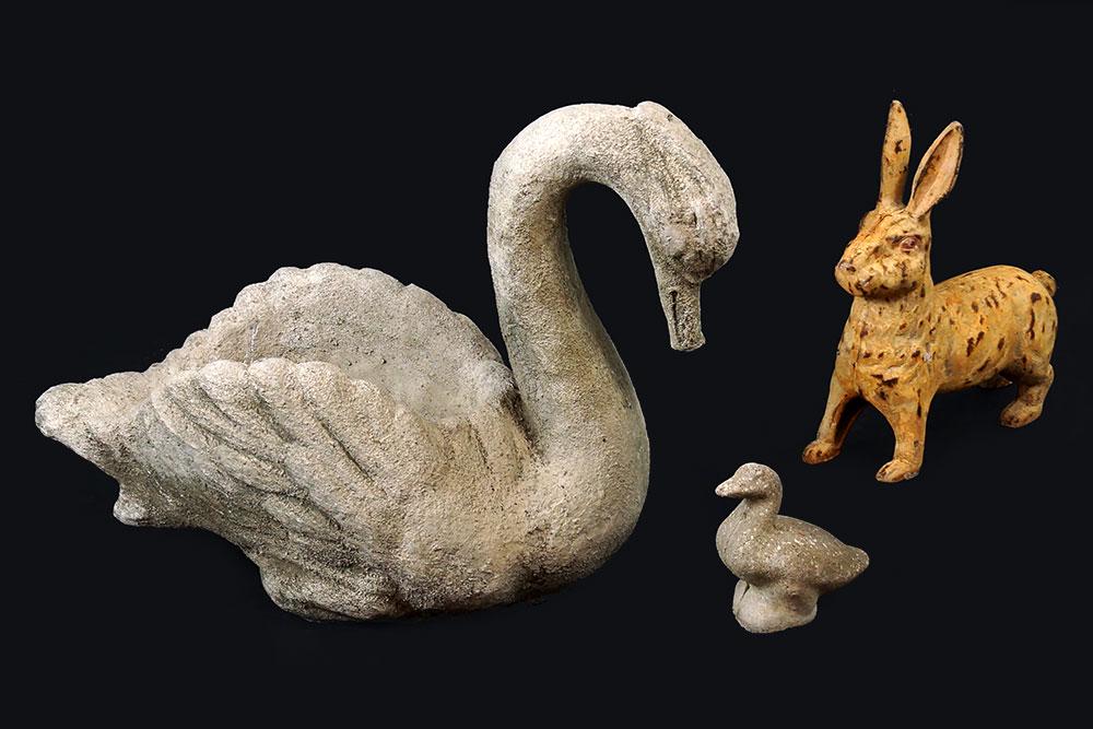 A Concrete Swan Form Planter. (1 of 1)