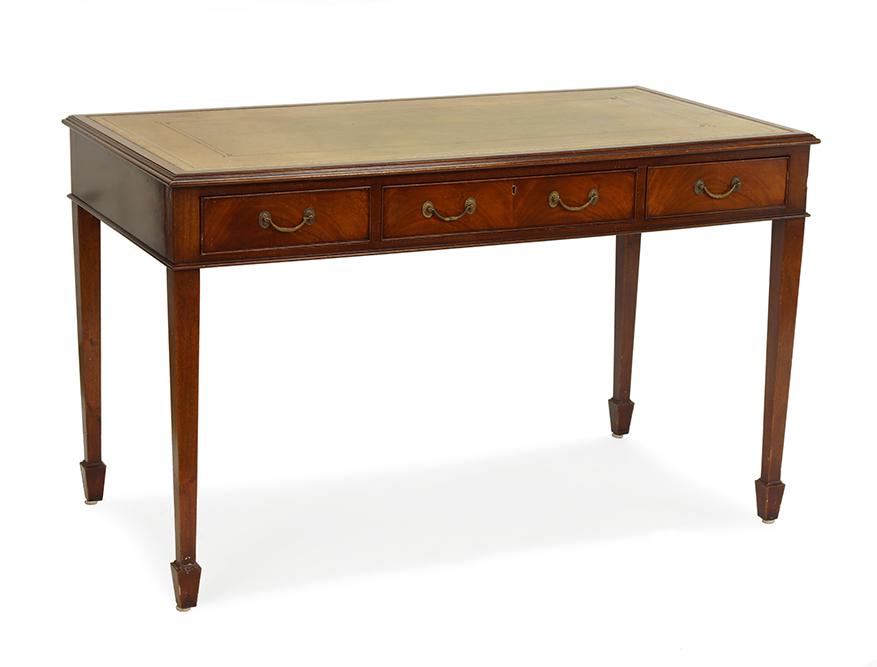 A Georgian Style Writing Desk. (1 of 5)