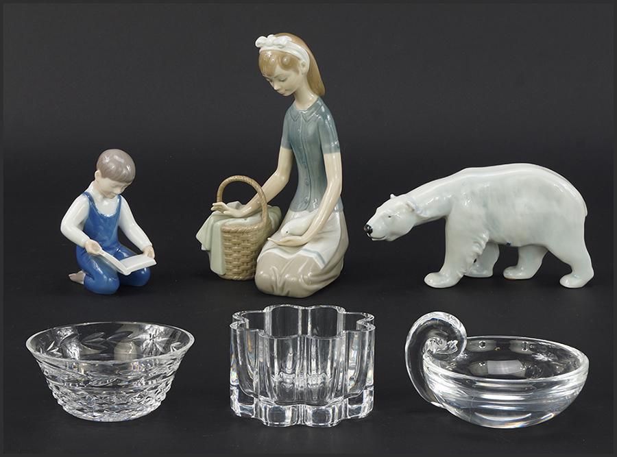 A Collection of Decorative Items. (1 of 1)