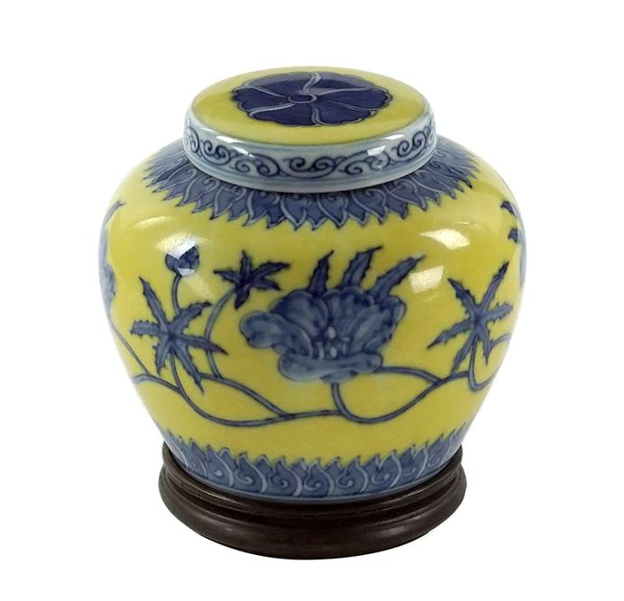 A Chinese Blue and White Porcelain Covered Jar. (1 of 6)
