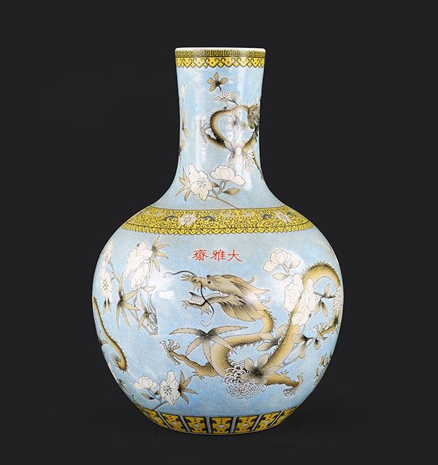 A Chinese Porcelain Bottle Vase. (1 of 1)