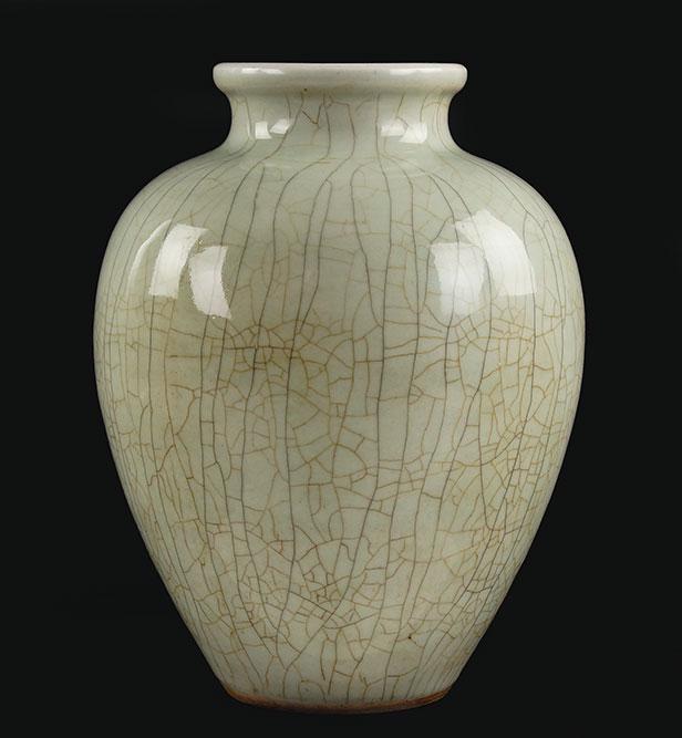 A Chinese Ge Ware Glazed Porcelain Vase. (1 of 1)