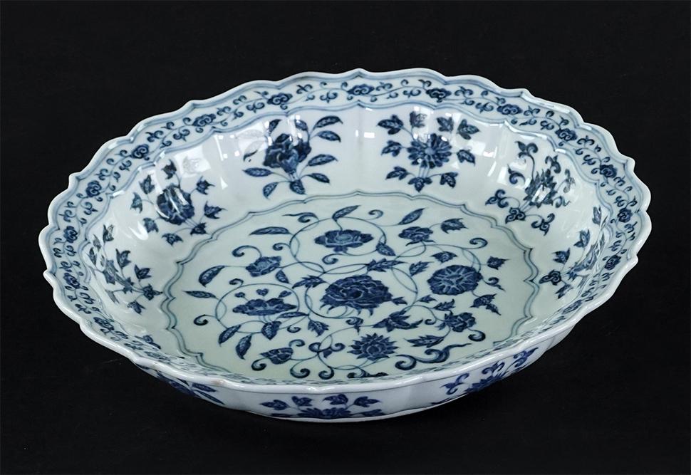 A Chinese Blue and White Porcelain Lotus Form Dish. (1 of 4)