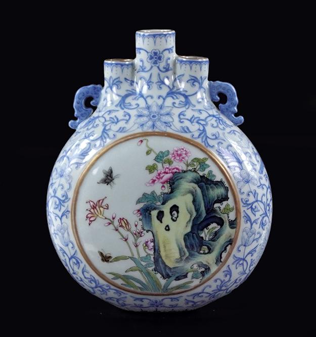 A Chinese Famille Rose Porcelain Moon Flask. (1 of 1)