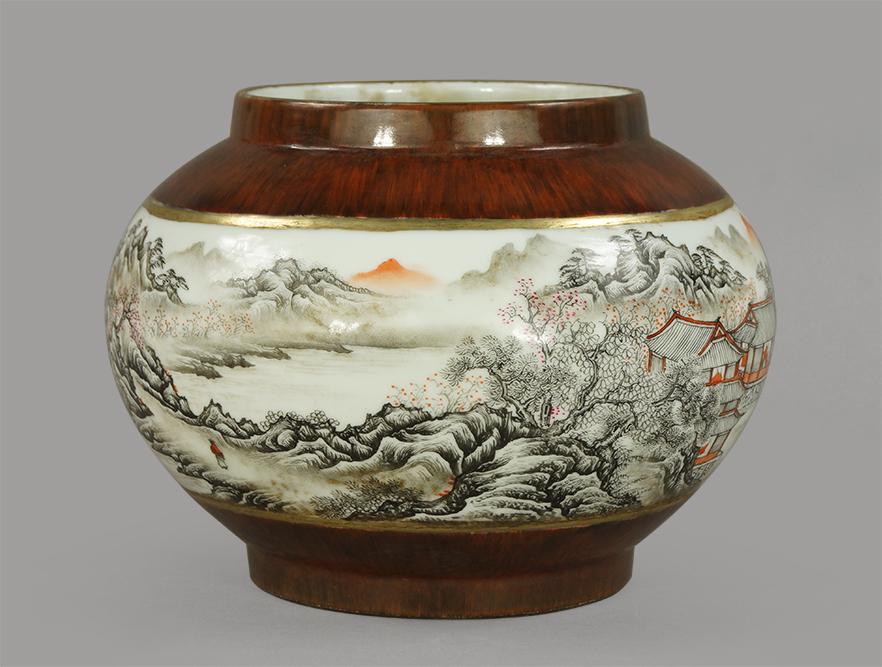 A Chinese Grisaille Decorated Porcelain Pot. (1 of 6)