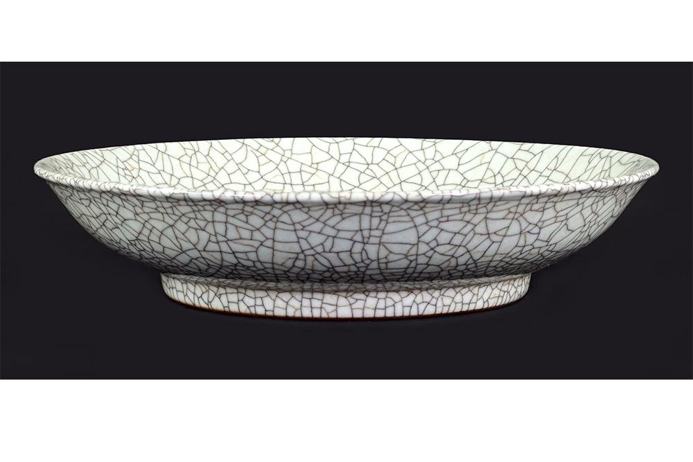 A Chinese Crackle Glaze Porcelain Dish. (1 of 6)