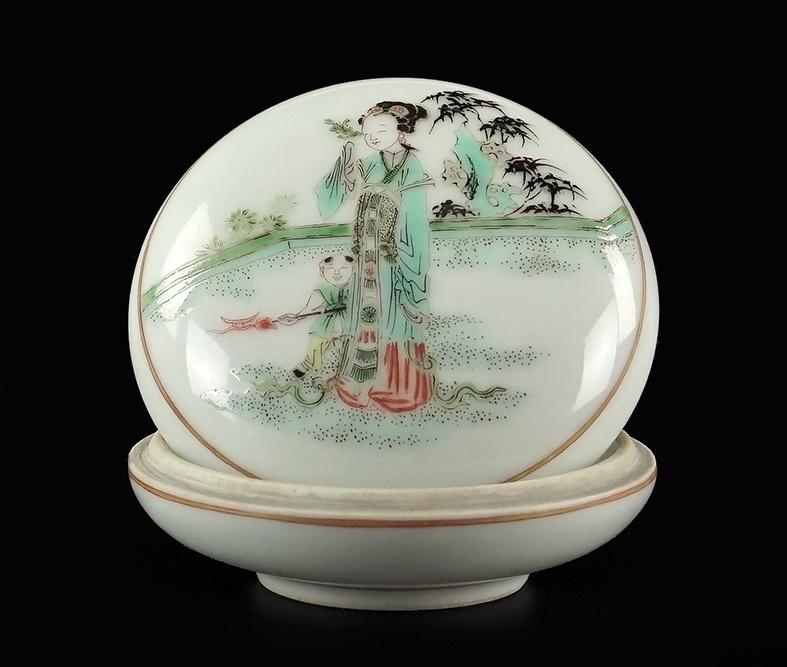 A Chinese Porcelain Paste Box. (1 of 2)