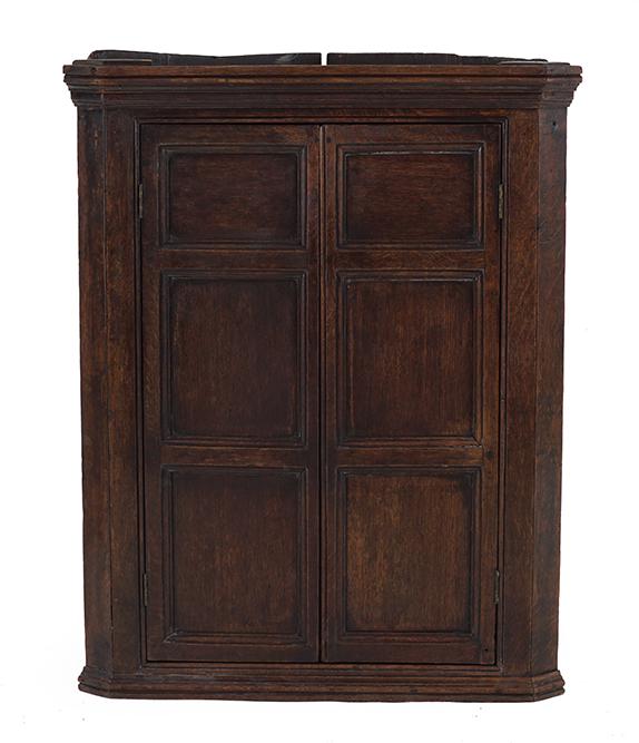 An English Oak Hanging Corner Cabinet. (1 of 2)
