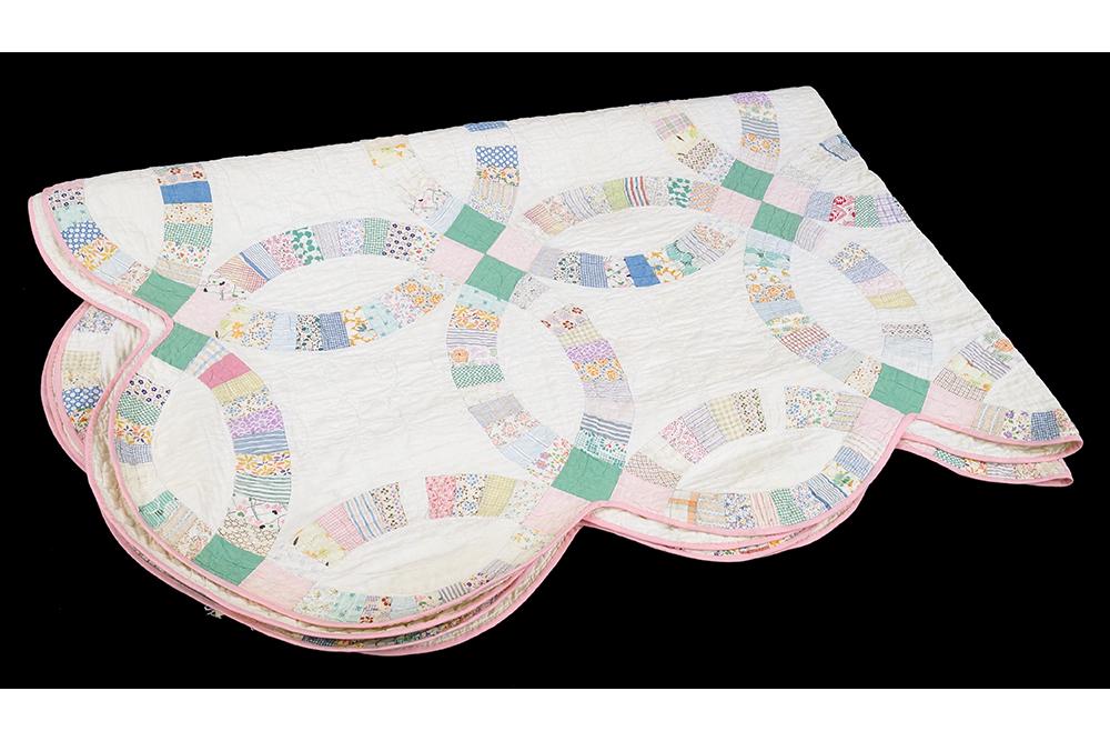 A Double Wedding Ring Quilt. (1 of 1)