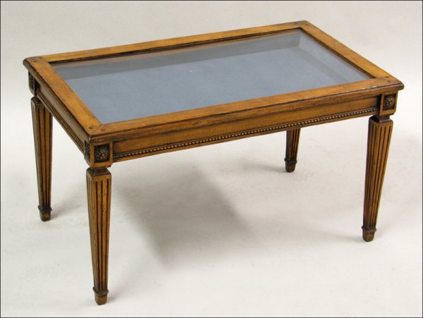 REGENCY STYLE MAHOGANY AND GLASS VITRINE TABLE.