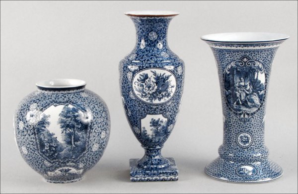 FRANZ ANT MEHLEM ROYAL BONN BLUE AND WHITE PORC: FRANZ ANT MEHLEM ROYAL BONN BLUE AND WHITE PORCELAIN URN. Together with two Continental blue and white porcelain vases Urn: 14.5" x 5.5"