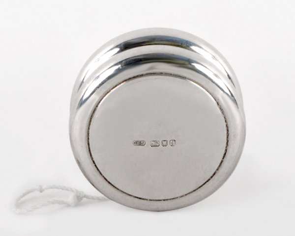 JOHN BULL ENGLISH STERLING SILVER YO YO.: JOHN BULL ENGLISH STERLING SILVER YO YO. Diameter: 2.5"