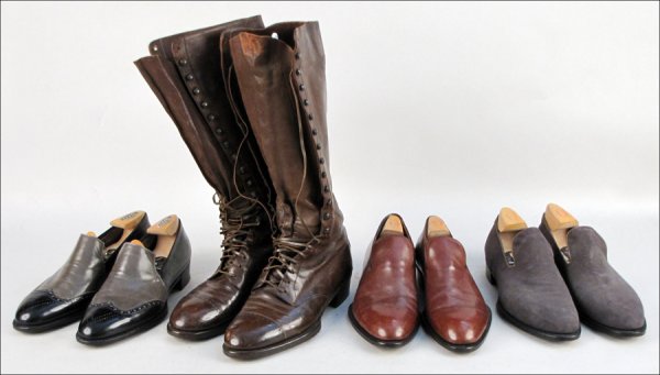 PAIR OF BROWN LEATHER RIDING BOOTS.