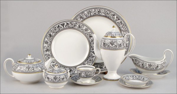 WEDGWOOD DINNER SERVICE IN THE FLORENTINE PATTE: WEDGWOOD DINNER SERVICE IN THE FLORENTINE PATTERN. Comprised of twelve dinner plates, eleven salad plates, eleven bread plates, eight fruit bowls, eleven teacups, ten saucers, one creamer, one covered