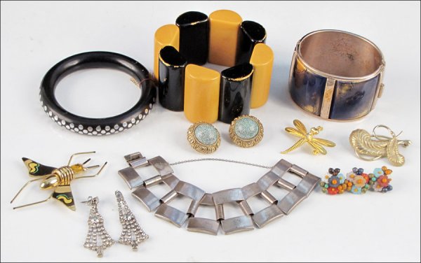NAPIER STERLING SILVER LINK BRACELET.: NAPIER STERLING SILVER LINK BRACELET. Together with a black and yellow bakelite bracelet, a rhinestone dragonfly brooch, an inlaid ebonized wood bangle bracelet, one pair of Rena clip earrings, one pa