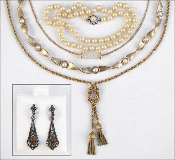 BOUCHER FAUX PEARL AND TWISTED LINK NECKLACE.