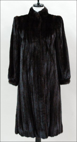 DARK BROWN RANCH MINK COAT.: DARK BROWN RANCH MINK COAT. Approximately a size 6 - 8