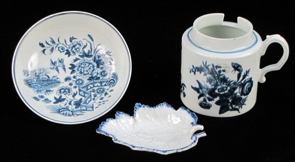 THREE 18TH CENTURY WORCESTER BLUE AND WHITE POR: THREE 18TH CENTURY WORCESTER BLUE AND WHITE PORCELAINS. Comprised of a mustard pot, a saucer with workman's mark, and a leaf form pickle dish