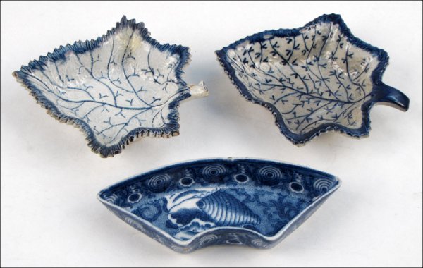 TWO 18TH CENTURY LEEDS LEAF FORM PORCELAIN PICK: TWO 18TH CENTURY LEEDS LEAF FORM PORCELAIN PICKLE DISHES. Together with a Leeds blue and white porcelain condiment dish Pickle dish width: 4.25"