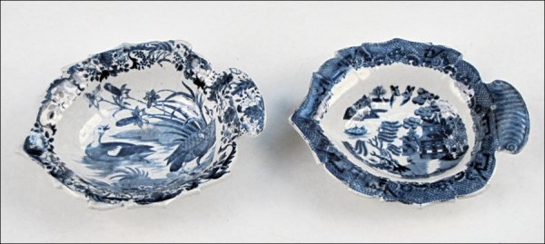 TWO 18TH CENTURY STAFFORDSHIRE PORCELAIN LEAF F: TWO 18TH CENTURY STAFFORDSHIRE PORCELAIN LEAF FORM PICKLE DISHES. Width: 4.5"