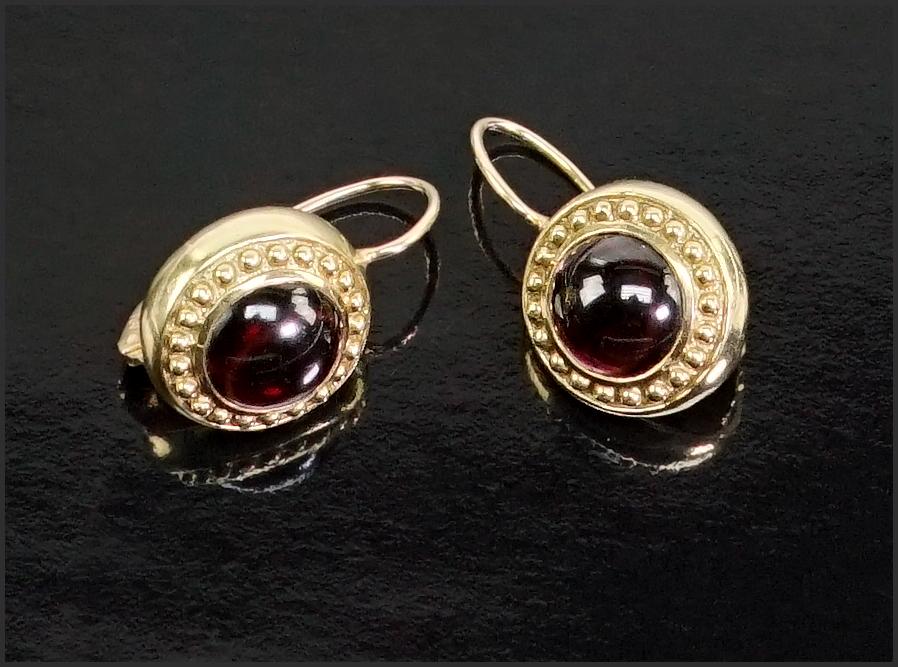 A Pair of Garnet Earrings. (1 of 1)
