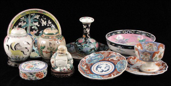 GROUP OF CHINESE PORCELAIN TABLE ARTICLES.: GROUP OF CHINESE PORCELAIN TABLE ARTICLES. Comprised of covered ginger jars, bowls, vases, and one Buddha