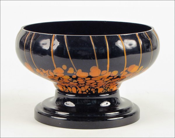 ART GLASS BOWL ATTRIBUTED TO LOETZ.: ART GLASS BOWL ATTRIBUTED TO LOETZ. With stand, circa 1920's Height: 4" Diameter: 8"