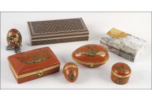 SET OF FOUR LIMOGES GILT PORCELAIN BOXES.