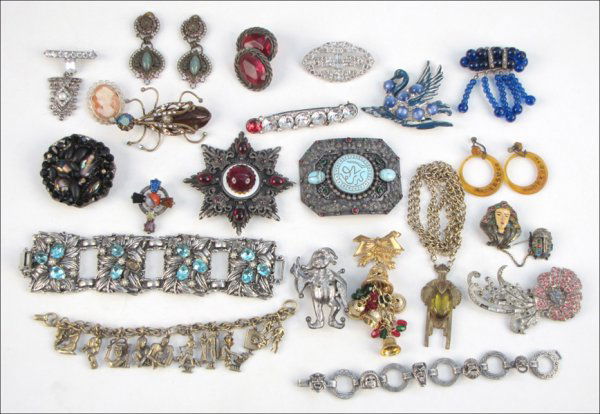 GROUP OF SIGNED AND UNSIGNED COSTUME JEWELRY.: GROUP OF SIGNED AND UNSIGNED COSTUME JEWELRY. With pieces by Coro, Hobe, and Sorrelli