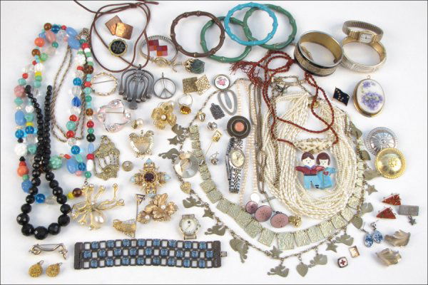 GROUP OF SIGNED AND UNSIGNED COSTUME JEWELRY.: GROUP OF SIGNED AND UNSIGNED COSTUME JEWELRY. With pieces by Trifari, Krementz, Monet, Benedikt, Brooks, BSK, and Boucher