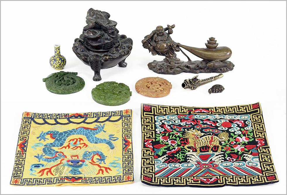 A Collection of Decorative Items. (1 of 1)