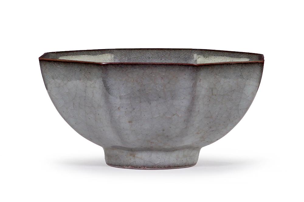 A Chinese Celadon Crackle Glazed Bowl. (1 of 6)