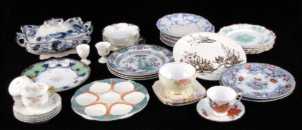 COLLECTION OF ENGLISH AND FRENCH PORCELAIN TABL: COLLECTION OF ENGLISH AND FRENCH PORCELAIN TABLE ARTICLES. With pieces by Wedgwood, Roslyn, Royal Cauldon, Shelley, Charles Hobson, and C&H Tunstall