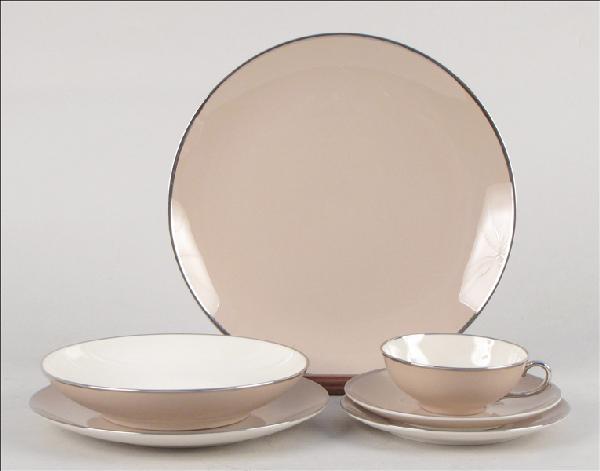 FRANSISCAN DINNER SERVICE IN THE SANDALWOOD PAT: FRANSISCAN DINNER SERVICE IN THE SANDALWOOD PATTERN. Comprised of thirteen dinner plates, thirteen salad plates, thirteen bread plates, thirteen soup bowls, twelve teacups, and fourteen saucers