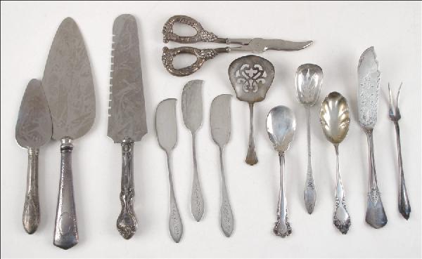 GROUP OF AMERICAN STERLING SILVER SERVING PIECE: GROUP OF AMERICAN STERLING SILVER SERVING PIECES AND UTENSILS. Comprised of a pair of grape shears, pierced serving pieces, cake servers, butter knives, and various serving pieces Weighable pieces: 5.