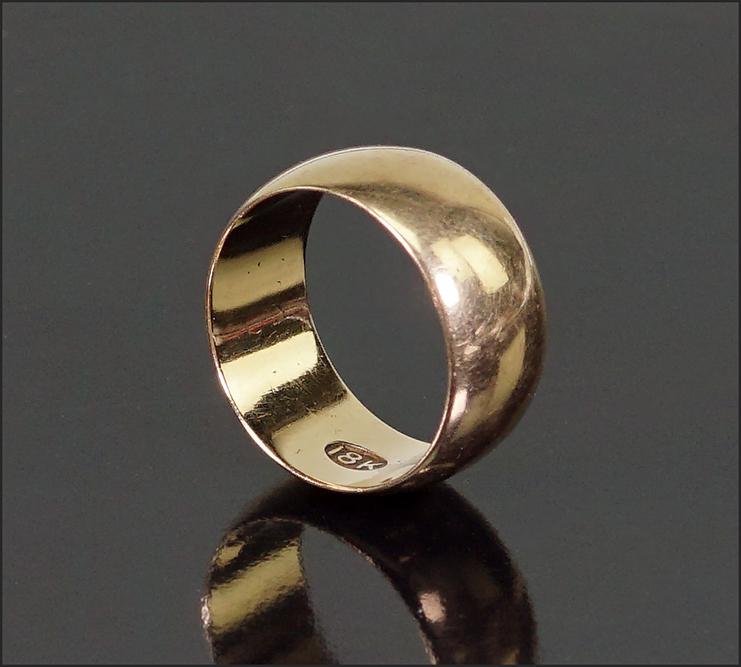 An 18 Karat Yellow Gold Wedding Band. (1 of 1)