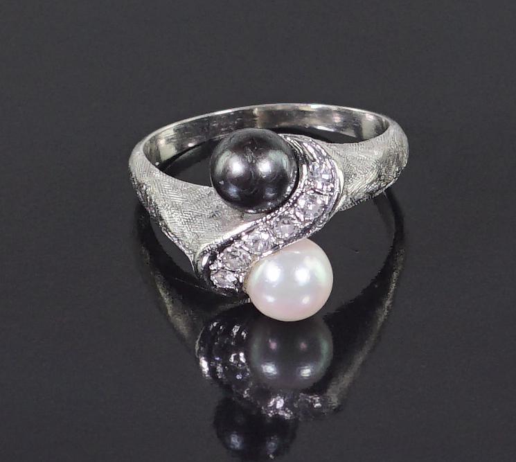 A Pearl & Diamond Ring. (1 of 1)