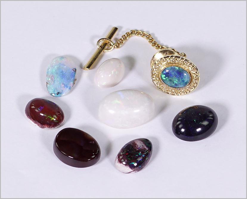 A Collection of Unmounted Opals. (1 of 1)
