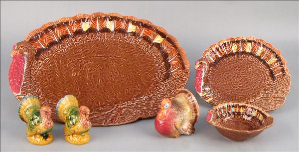 PARTIAL DINNER SERVICE IN A TURKEY PATTERN.: PARTIAL DINNER SERVICE IN A TURKEY PATTERN. Comprised of ten plates, ten bowls, one platter, one pair of salt and peppers shakers, and one covered dish
