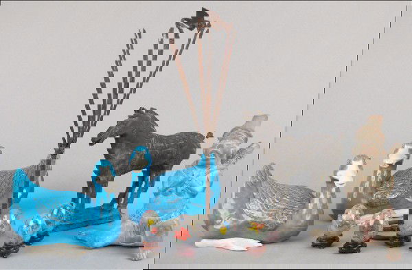 COLLECTION OF CHINESE AND LATIN AMERICAN DECORA: COLLECTION OF CHINESE AND LATIN AMERICAN DECORATIVE OBJECTS.